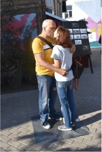 Живая скульптура «Поцелуй»